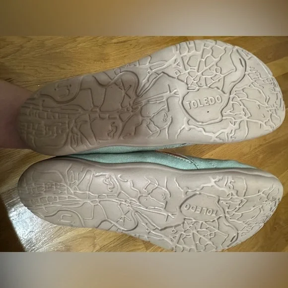 Women’s UIN Slip on sneakers loafers Bear Hug size 7 sage green EUC - Picture 6 of 7